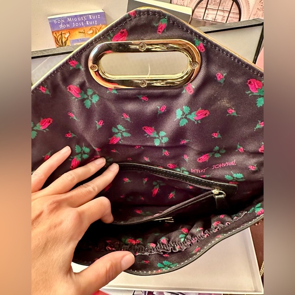 Betsey Johnson Envelope Style Chain Link Convertible Cross/Clutch/Shoulder Bag - Picture 4 of 6